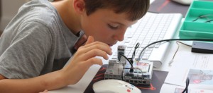 programmation d'un robot à l'école par un enfant
